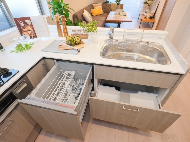 ◆TVモニター付イ◆食器洗浄乾燥機◆家事の時間を短縮できる優れもの。さらに節水・節約を同時に行うことができるので、大変人気があり重宝します。ンターホン◆訪ねてきた相手をモニター越しに確認でき、防犯対策に役立ちます。インターホン越しに話をすることが可能です。