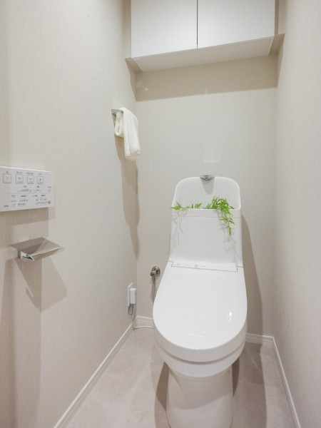 優れた節水効果や汚れが付きにくい便座など、ほしかった機能が揃ったウォシュレット一体型トイレです。収納に便利な吊戸棚を備え付けています。