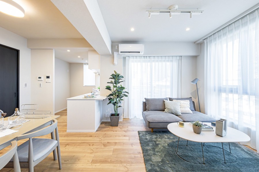 3方角部屋×隣接住戸のない独立性の高い住戸になります♪開放感と安らぎを享受したのびやかな住空間。温もりある木目調の上質な床材など、素材にこだわったお部屋です。