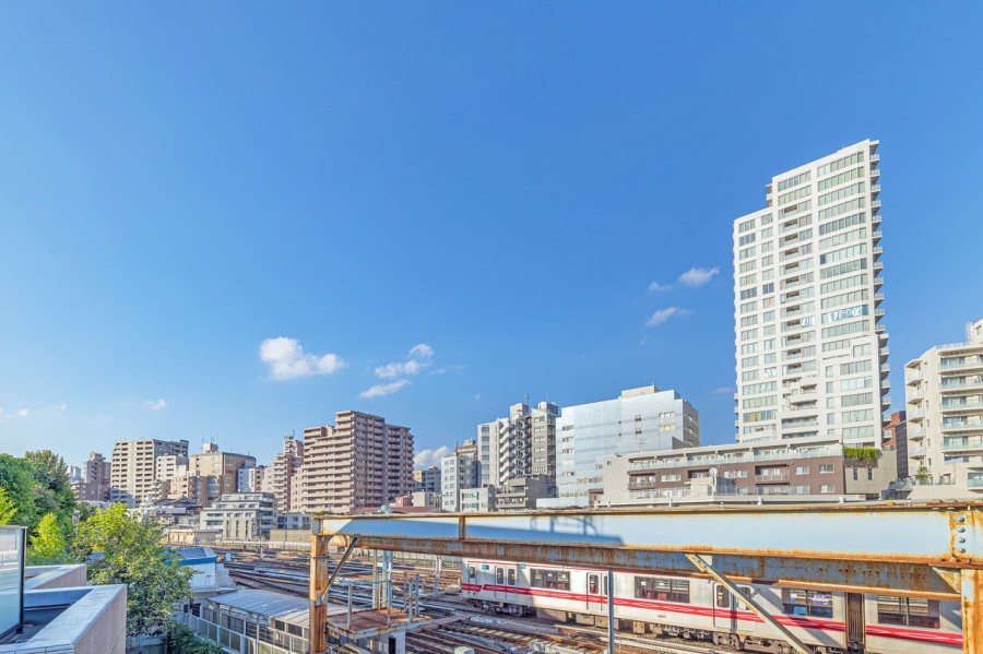 清らかで穏やかな時間が流れ、明日への活力を養うことができる眺望です。のびやかに広がる空が日常になり、至福の時間に包まれる住まいです。