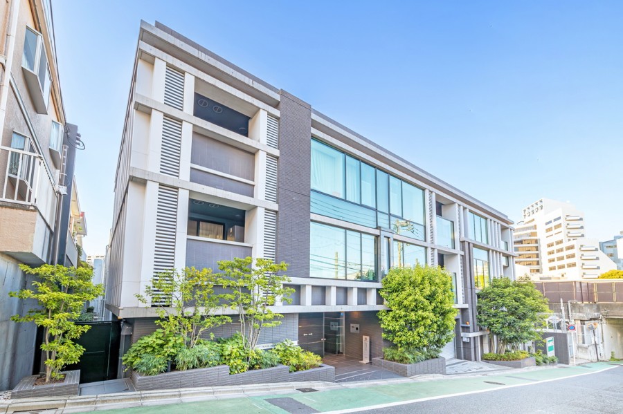 高台の邸宅街に佇むハイグレードな低層レジデンス。瀟洒な外観が特徴の平成26年築・住友不動産旧分譲シティハウスシリーズマンションです。