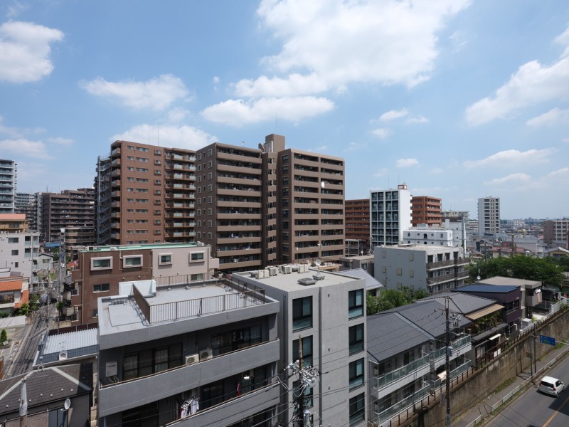 バルコニーからの眺望です。移り行く空の色を眺めながらほっと一息つける安らぎの空間です。
