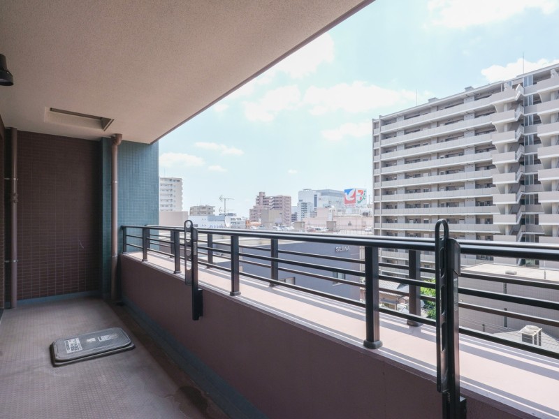 南向きで採光の取れたバルコニーです。凛とした空気が流れこみ、穏やかな時間が流れます。