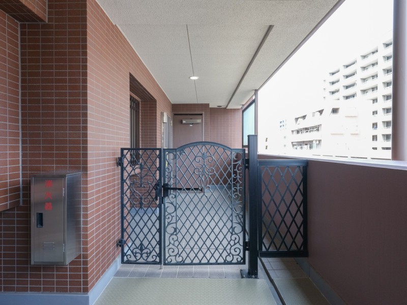 約9.9m²の玄関ポーチが設けられています。外部から玄関内が見えにくいプライバシー性の高い設計です。