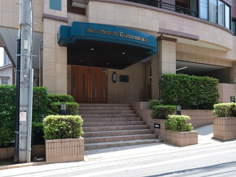植栽の緑が心地の良さを演出するエントランスです。時代に左右されず、将来にわたって価値が継続する「上質」な佇まいです。
