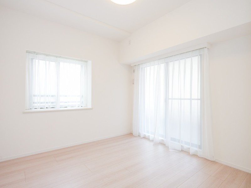 洋室1はリビングから一番遠く、プライベート性が高いお部屋です。二面採光で明るく、過ぎゆく時間をのんびりと感じることができる空間です。