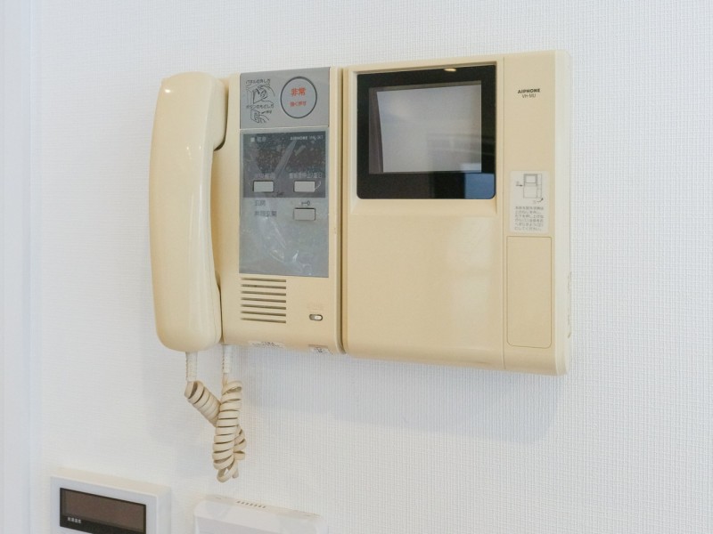 ◆TVモニター付インターホン◆訪ねてきた相手をモニター越しに確認でき、防犯対策に役立ちます。インターホン越しに話をすることが可能です。