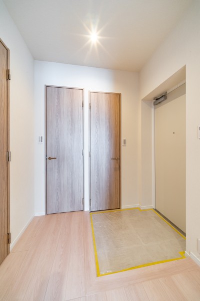 住まいの顔となる玄関には収納力が頼もしいシューズインクローゼットが備わっています。足元スペースにゆとりがあるため、キャリーバッグなどの移動も快適にできそうです。