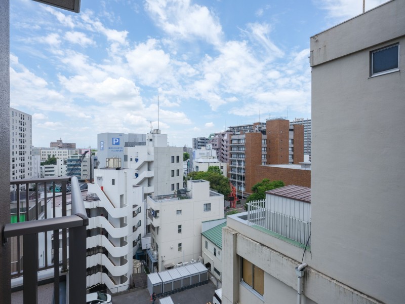 バルコニーからの眺望です。心地よい風が通り抜け、ほっと一息つけるリフレッシュ空間です。