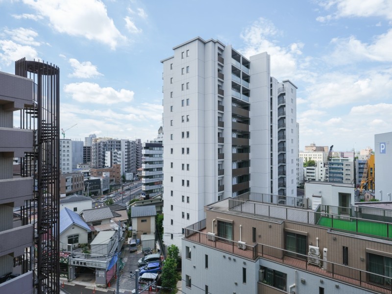 バルコニーからの眺望です。暮らしの中で大切な光と風を演出してくれる居心地の良い空間です。