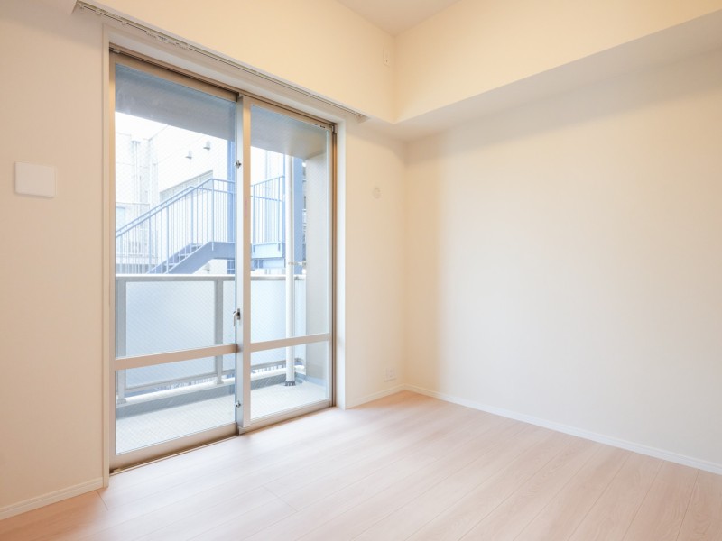クローゼット付きの洋室1は穏やかな自然光が入り、のびのびとお過ごしいただけるお部屋です。