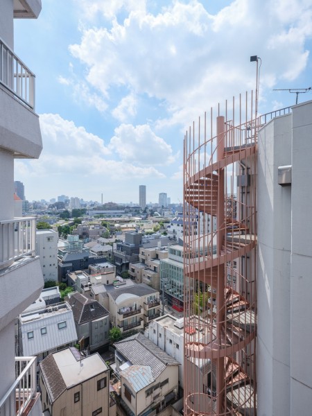 都心に位置しながら、遠くまで青々と広がる空を望めます。凛とした空気を感じ、清らかで穏やかな時間が流れます。