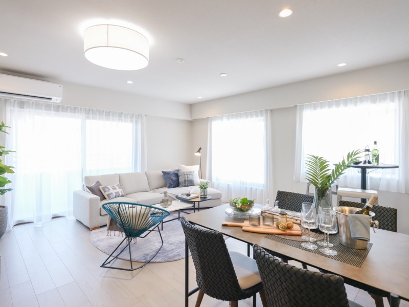 3方角部屋につきあたたかな光に包まれた安らぎ溢れるお部屋です。優しい色合いの素材でまとめた内装は、住まう方へ心地よさをもたらします。