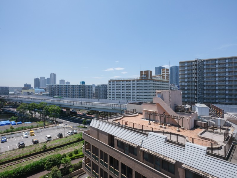 8階のお部屋からの開放的な眺望です。開けた空を眺めながらほっと一息つき、日常をアップデートできる空間です。