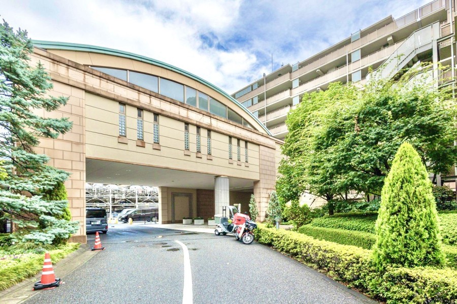 エントランスへと続く明るくゆとりあるアプローチです。時代の移ろいを重ね大切に住み継がれてきたマンションです。
