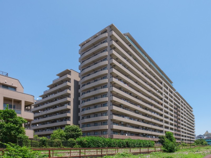 総戸数484戸のビッグコミュニティー。24時間有人管理のマンションです。充実の共用施設が日々の暮らしに快適さをもたらし、心地よく、豊かな人生を育める住まいです。