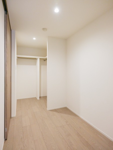 洋室1の奥には収納豊富なWIC付きの納戸をご用意しました。お部屋全体を収納としても、テレワークスペースとしても、幅広い用途でお使いいただけます。