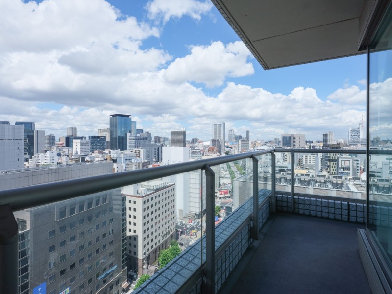 リビング側のバルコニーです。広がる青空を眺めてほっと一息、リフレッシュスペースにどうぞ！