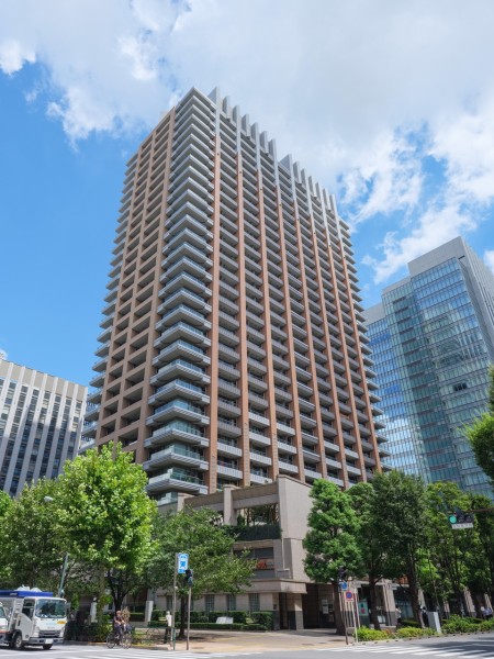 伝統を色濃く残す街並みに佇む、美しくモダンな外観が印象的なランドマークタワーです。『神保町』駅直結、物件1.2階には豊富な店舗を取り揃えています。