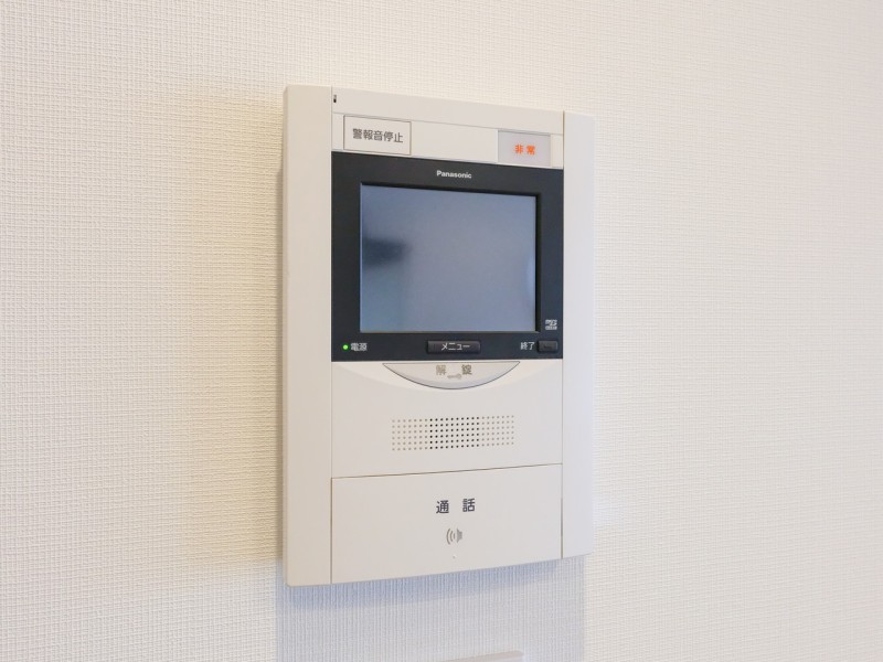 ◆TVモニター付インターホン◆訪ねてきた相手をモニター越しに確認でき、防犯対策に役立ちます。インターホン越しに話をすることが可能です。