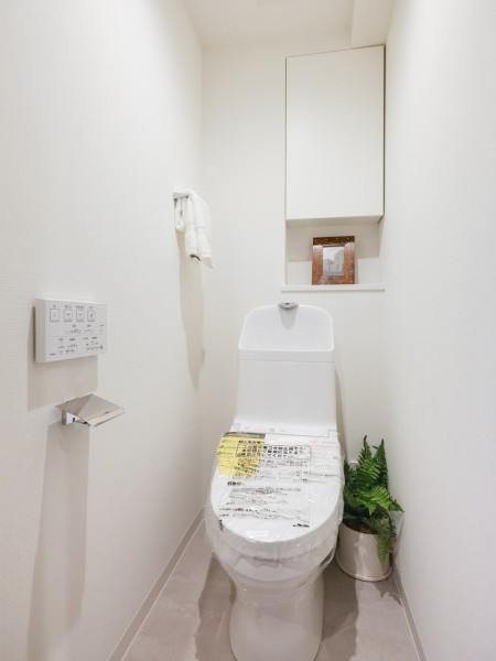 優れた節水効果や汚れが付きにくい便座など、ほしかった機能が揃ったウォシュレット一体型トイレです。上部には吊戸棚を備え付けました。