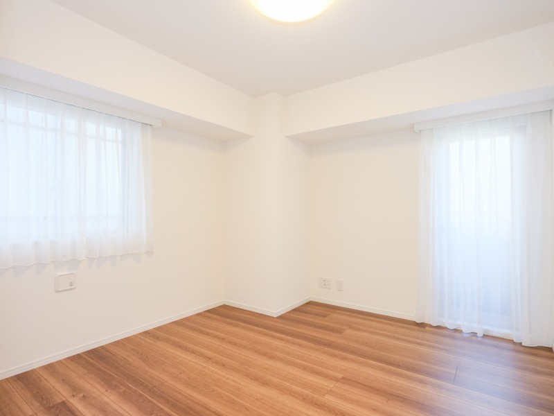 洋室1はリビングから一番遠く、プライベート性が高いお部屋です。二面採光で明るく、過ぎゆく時間をのんびりと感じることができる空間です。
