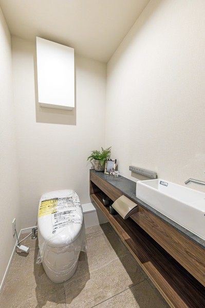 レストルームには、洗練された住まいにぴったりなスタイリッシュなタンクレストイレを備え付けました。カウンタースペースにはインテリアやディフューザーなどを置いてお使いいただくのにもいいですね。