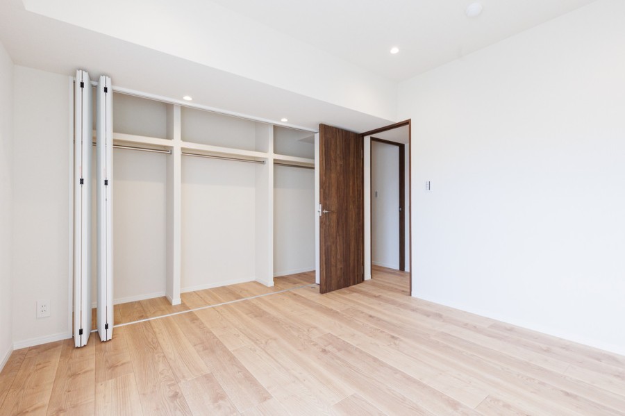 洋室2はバルコニーに接続できる開放的なお部屋です。間口の広いクローゼットがあるのでたっぷりとお洋服を収納できそうです。
