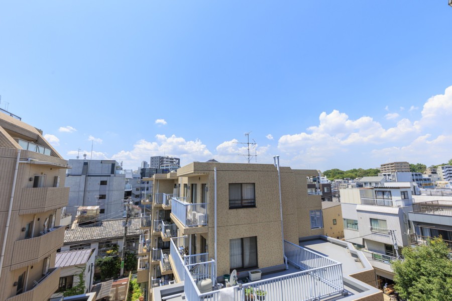 バルコニーから見上げると青々と広がる空を望めます。だんだんと変わっていく空の色を愉しみリフレッシュするのも良いですね。
