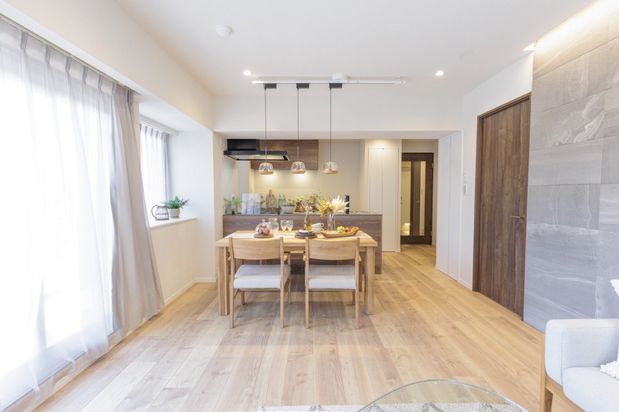 南西角部屋、二面採光ならではの眩い光を放つ羨望の居住空間です。床材には、心安らぐひとときを紡ぐ木のぬくもりをめいっぱい感じるトリニティのチェスナットを採用しました。