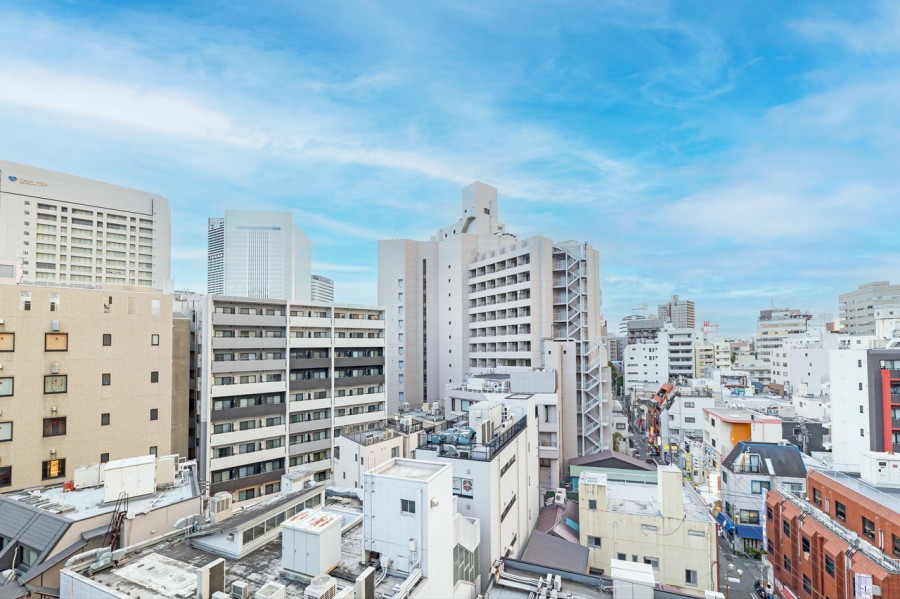 前方に高い建物がないため、広がる空を仰ぐ眺望です。爽やかな青空を見ながら開放感を味わい、ほっと一息つけそうです。