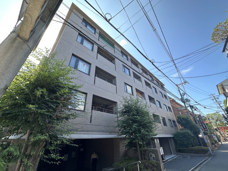 京阪祇園四条駅から7分の立地です。阪急も利用可能で交通便利です。京都祇園の花街、歴史ある寺社仏閣などが存在する京都の街を堪能できる立地です。有名なスイーツ店や飲食店もあり、観光も楽しめます。