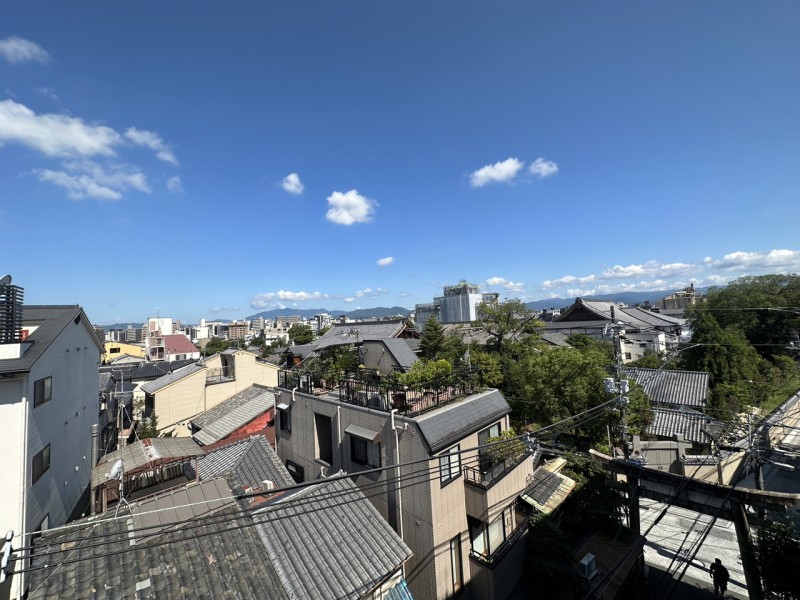 最上階の南西角住戸で陽当り・通風良好です。祇園界隈の街並みを臨む眺望があり、古都の美しい街並みと歴史を感じることができます。近くには老舗の店舗や建仁寺、八坂神社、鴨川など京都を象徴するスポットがあります。