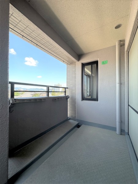 最上階・南西角住戸のお部屋ですので、陽当たり・通風良好です。前面を遮る建物もありませんので、気持ちよくお部屋に光と風を運んでくれます。