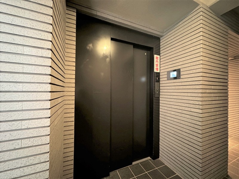 エレベーターには防犯カメラも設置済みです。5階建ての落ち着いた低層マンションです。ロビーやホールも綺麗に整えられており、管理体制も良好です。