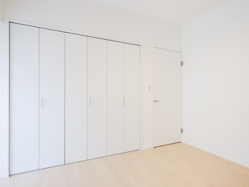 洋室2には間口の広いクローゼットを備え付けています。たっぷりと荷物を収納でき、居住空間は広くお使いいただけます。