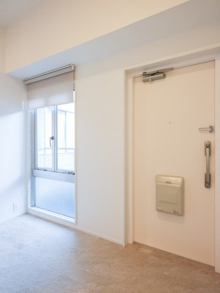 住まいの顔となる爽やかな白基調でまとめられた玄関です。大きな窓が備わっているため、閉鎖的になりがちな玄関も明るく通気性の良い空間になっています。