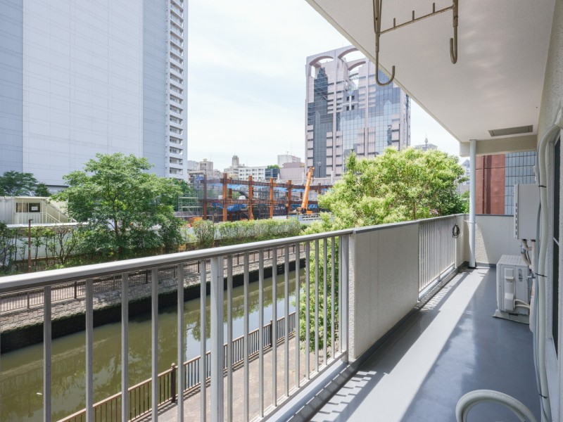 暮らしに大切な光と風を感じることができる南向きのバルコニーです。物干し金物付き、天気の良い日には洗濯物がしっかりと乾きそうです。