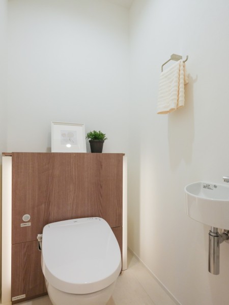 レストルームにはLIXILフロートトイレを新規設置いたしました。便座が浮いているため足元スペースがより広く、お手入れのしやすさが人気のポイント。手洗い場付きで動線にもこだわった仕上がりです。