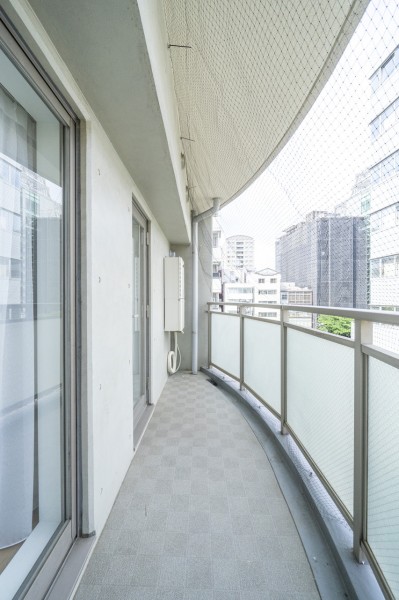 東向きのアールが効いたバルコニーです。前面には高い建物がないので、都心らしい眺望がお楽しみいただけます。