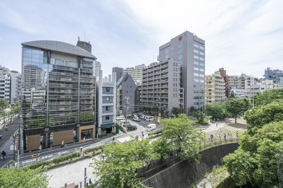 遠くの空を仰げる眺望も魅力です。目の前の恵比寿東公園の自然も堪能でき、ほっと一息つきたくなる開放的な癒しの眺めです。