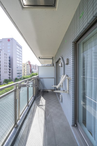 南向きのバルコニーは、自然光がたっぷりと注がれる居心地の良い空間。暮らしの中で大切な光と風を感じるスペースです。