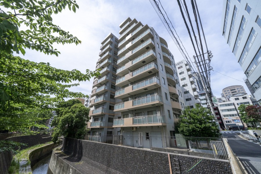 「恵比寿」駅徒歩4分の好立地！街にはセンスのいい高級レストランから、リーズナブルな居酒屋さんまで、気分に合わせて選択できる幅広い飲食店が揃っています。