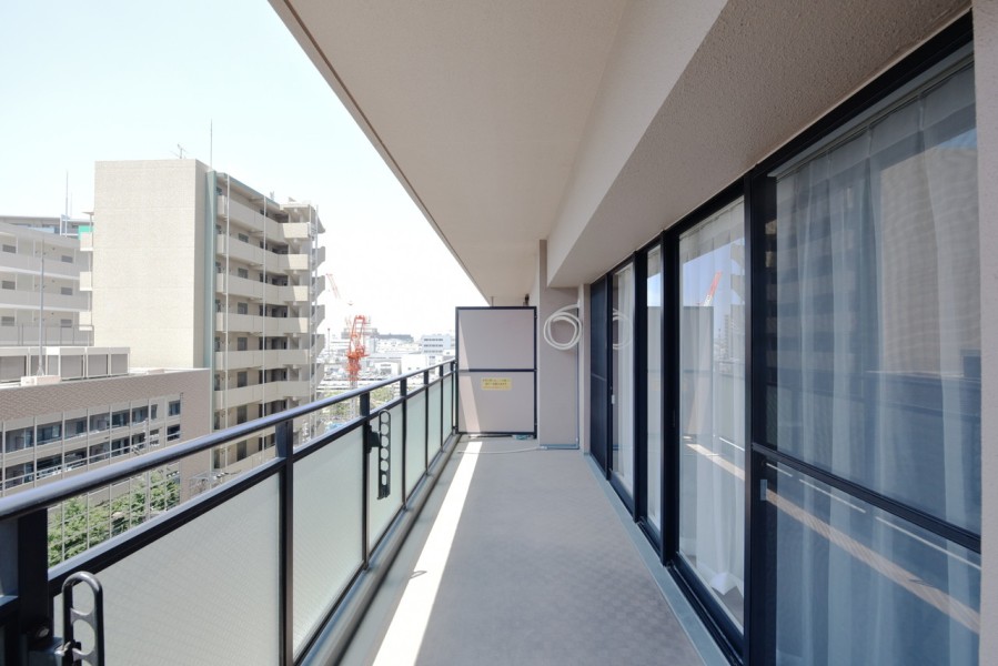 階部分の南向きで陽当り良好です。大きな窓とゆったりしたバルコニーがお部屋の中に優しい光と風を運んでくれます。お洗濯物も気持ちよく干して頂けます。