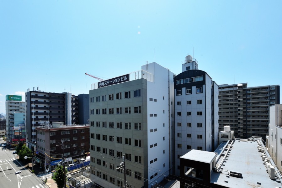 前面を遮る建物もなく、目の前の道路もゆったりしているので陽当り良好です。室内は全面リノベーションを実施していますので、快適に新生活をスタートして頂けます。