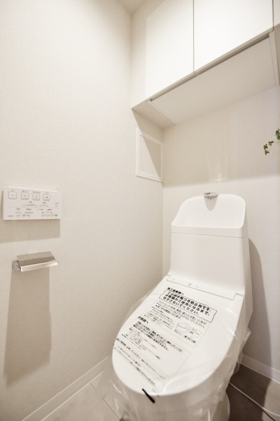TOTO製ウォシュレット一体型のトイレ新規交換済みです。吊戸棚も設置しましたので、ペーパー類やお掃除用品などの収納にも便利です。お手入れ楽々な機能が採用されており、お掃除もらくらくです。