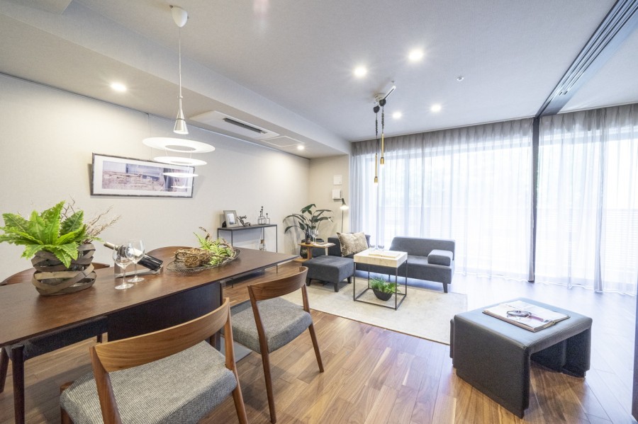 心地よい時間が流れるお部屋は、毎日が忙しいあなたもほっと一息つける安らぎの空間です。床暖房が敷設され、大切なペットも一緒に、ご家族みなさんが一年中快適にお過ごしいただけます。