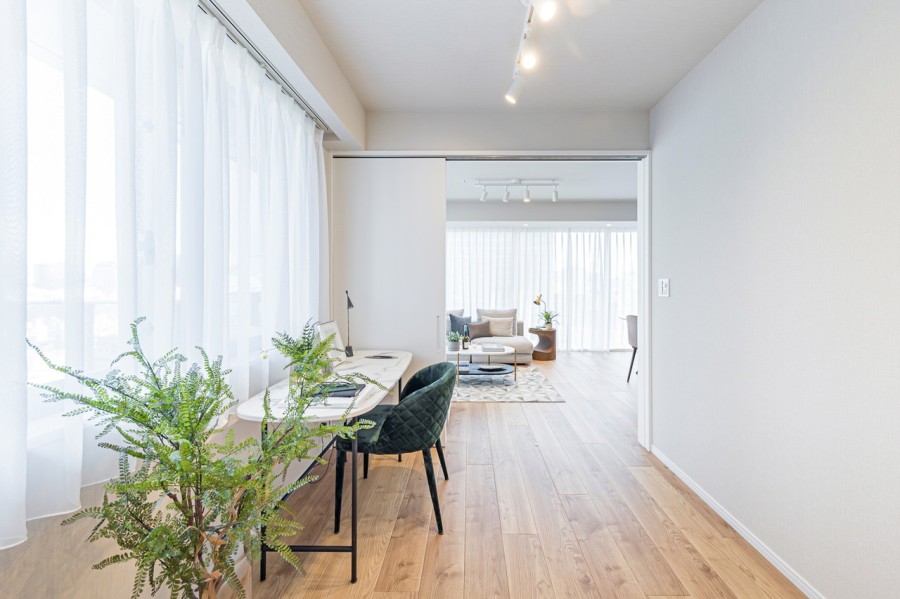 洋室2は穏やかな自然光が入り、のびのびとお過ごしいただけるお部屋です。引き戸の開閉でフレキシブルにお使いいただけます