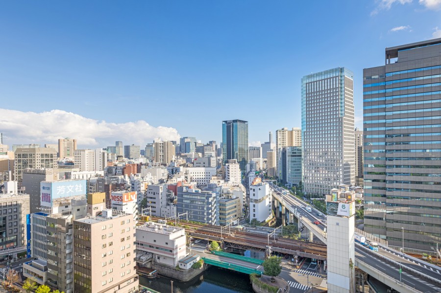 遠くの空まで見渡せる開放的な眺望です。移ろいゆく空の色を楽しみながら日常をアップデートできそうです
