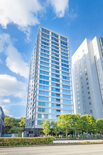 澄んだ空の下にそびえ立つ総住戸数122戸の高層タワーマンションです。東京ドームシティ、ラクーアなどの多彩な商業施設に近く、駅からのアクセスは勿論、利便性の高い立地です。